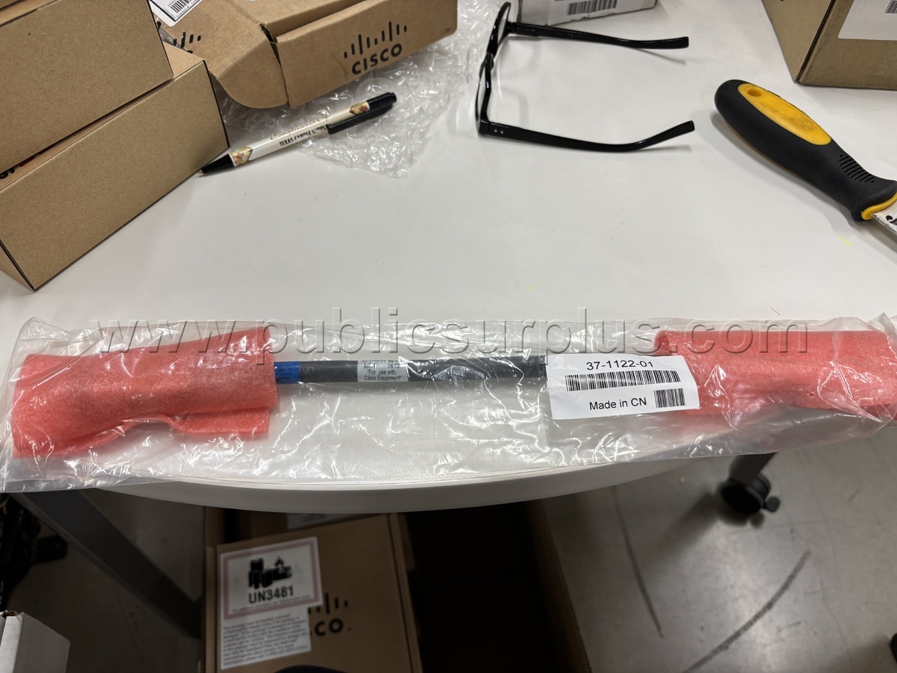 Lot 934E - 1 Lot Cisco Stack Power Cable CAB-SPWR-30CM(200) — photo 1