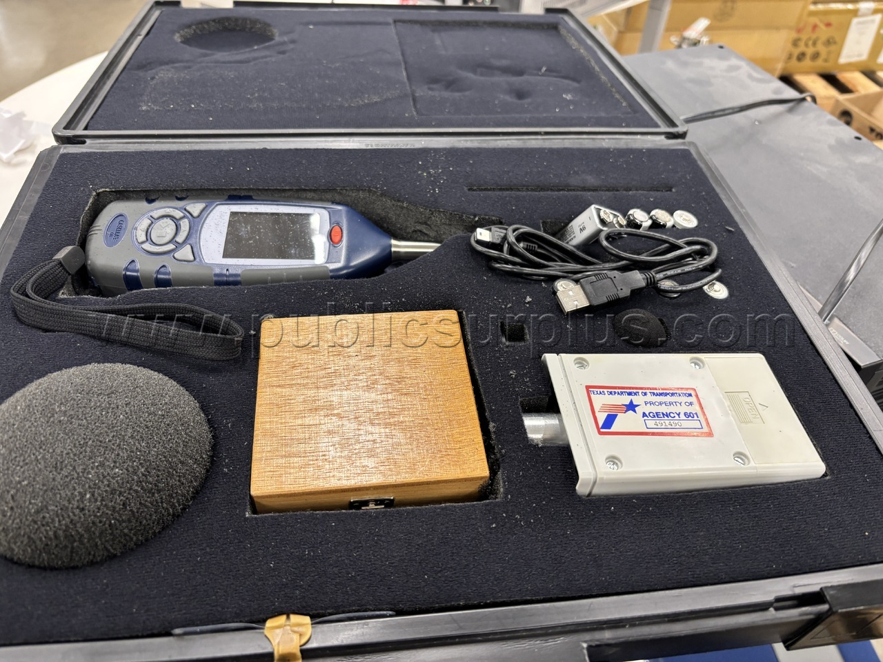 Lot 942E - CEL-284/2 Acoustical Calibrator Case says 11792 — photo 1