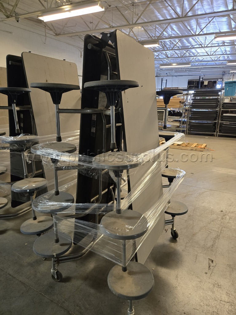 1 x Folding Cafeteria Table — photo 1