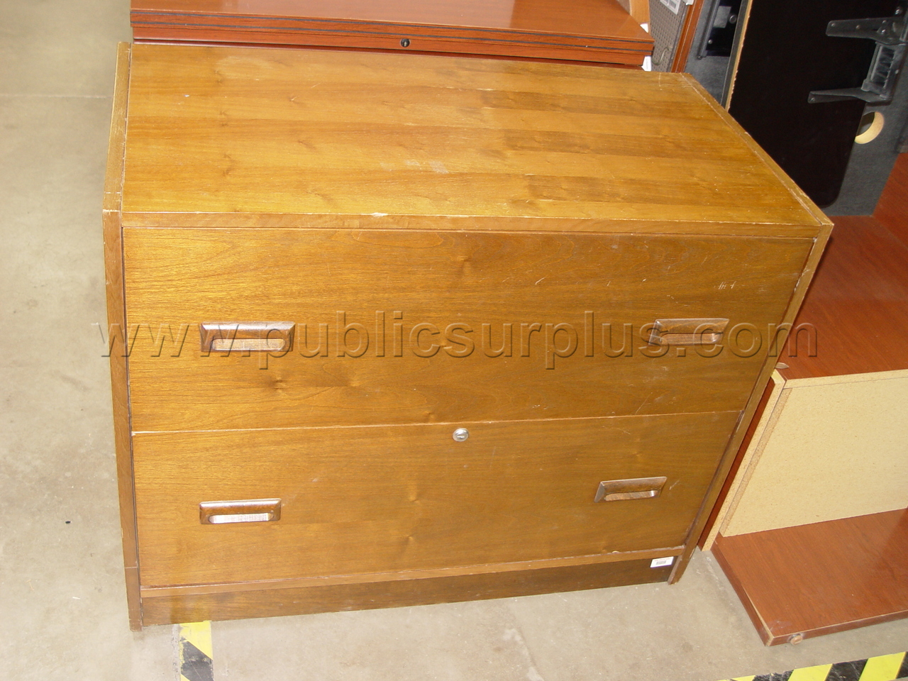 2 Drawer File Cabinet 3' x 19" x 29" — photo 1