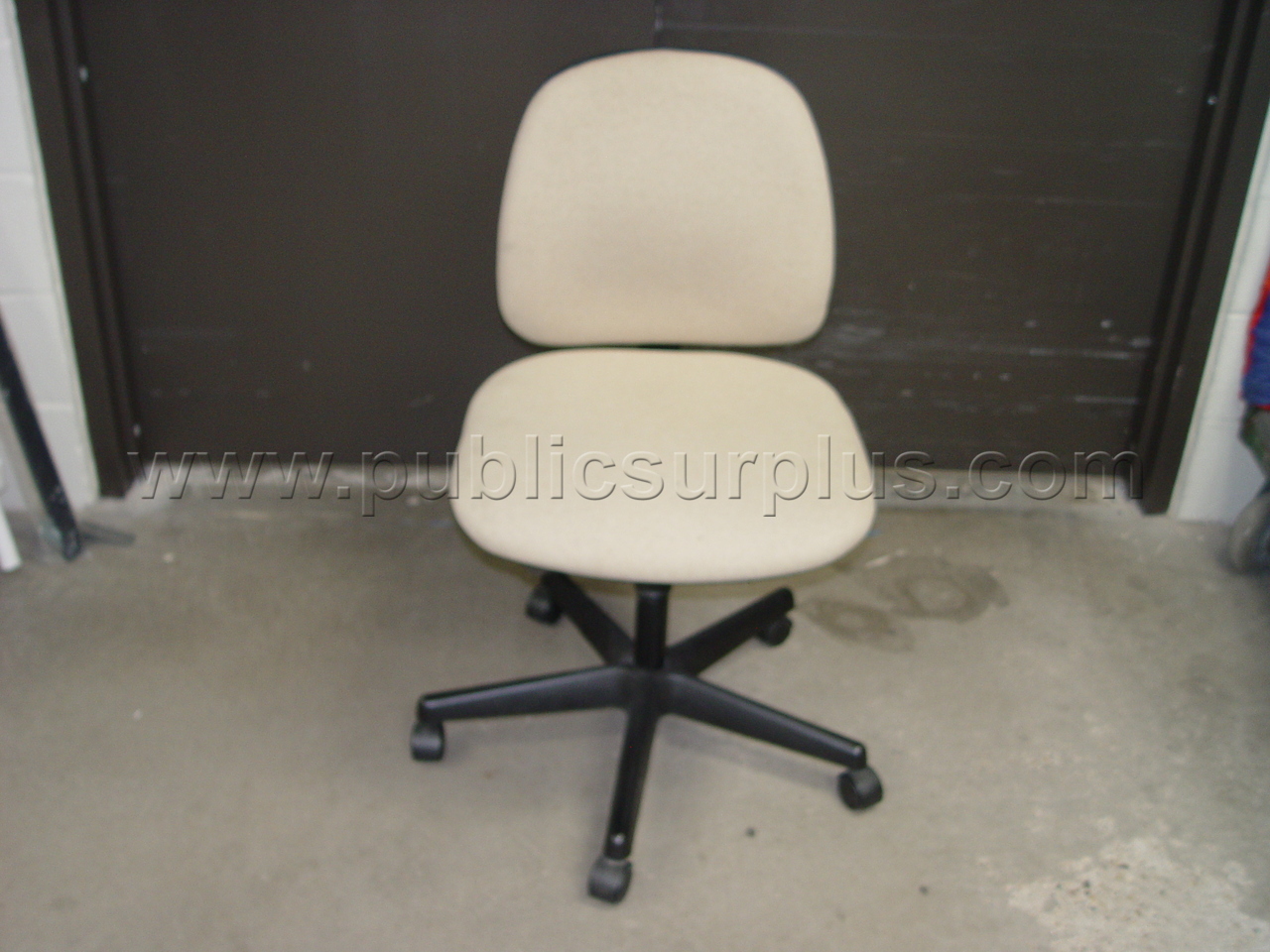 Beige Rolling Chair — photo 1