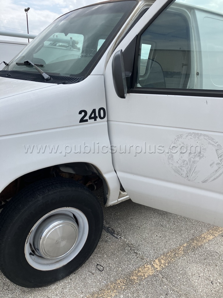2001 Ford 3/4 Van — photo 1