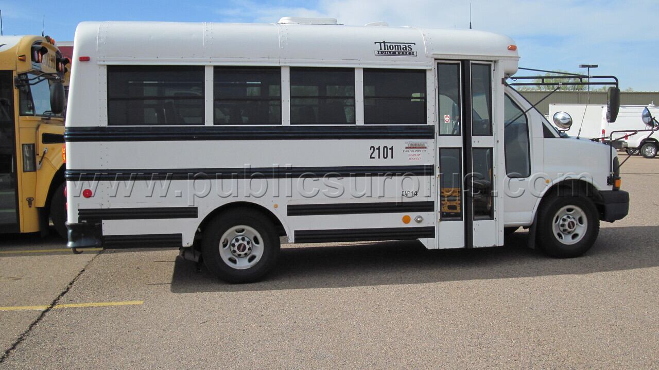 2005 Thomas Built GMC Bus — photo 1