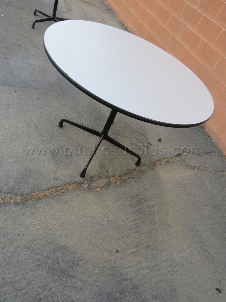 Round Table — photo 1