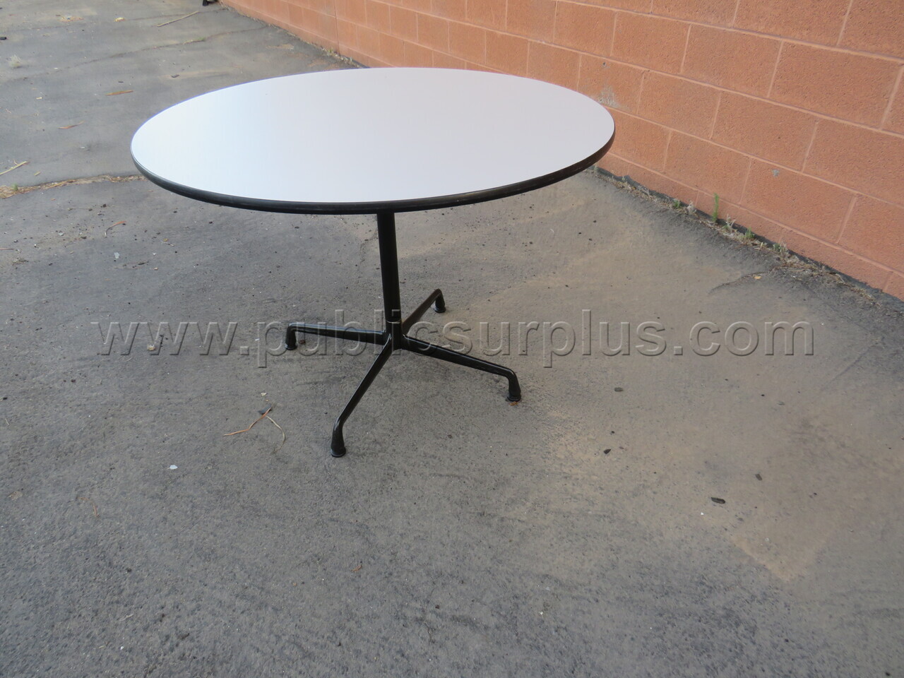 Round Table — photo 1