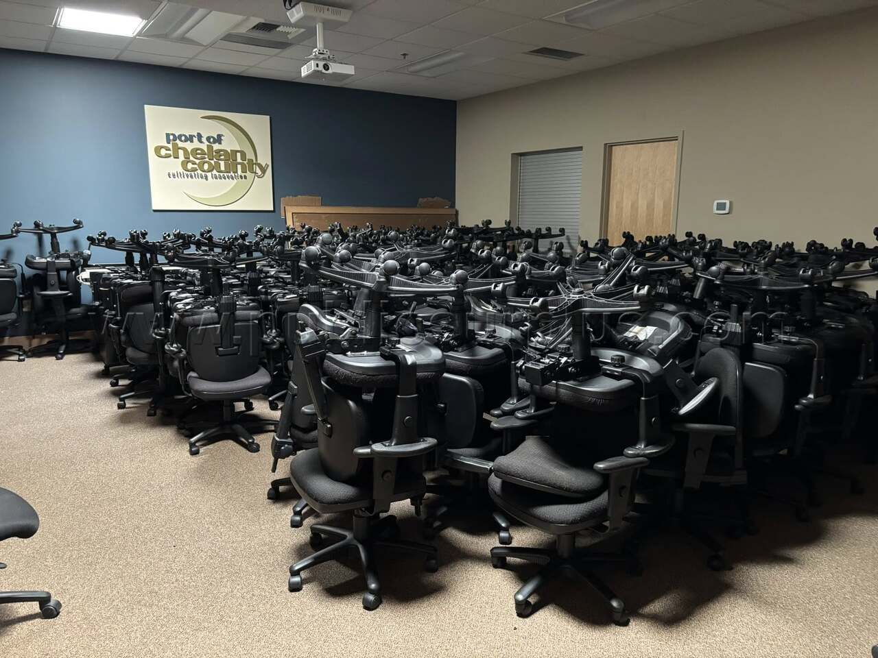 Office Rolling Chairs — photo 1