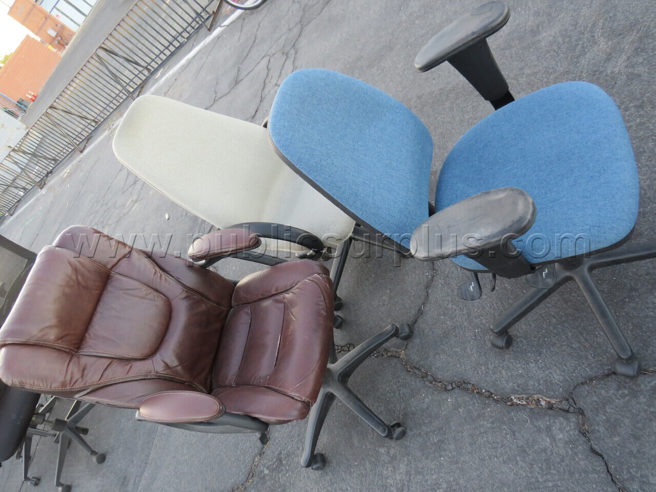 Lot of 3 Chairs — photo 1