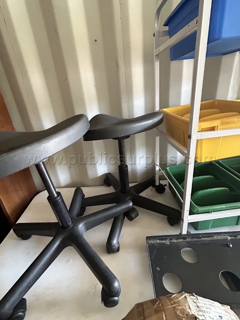 2 Chairs — photo 1