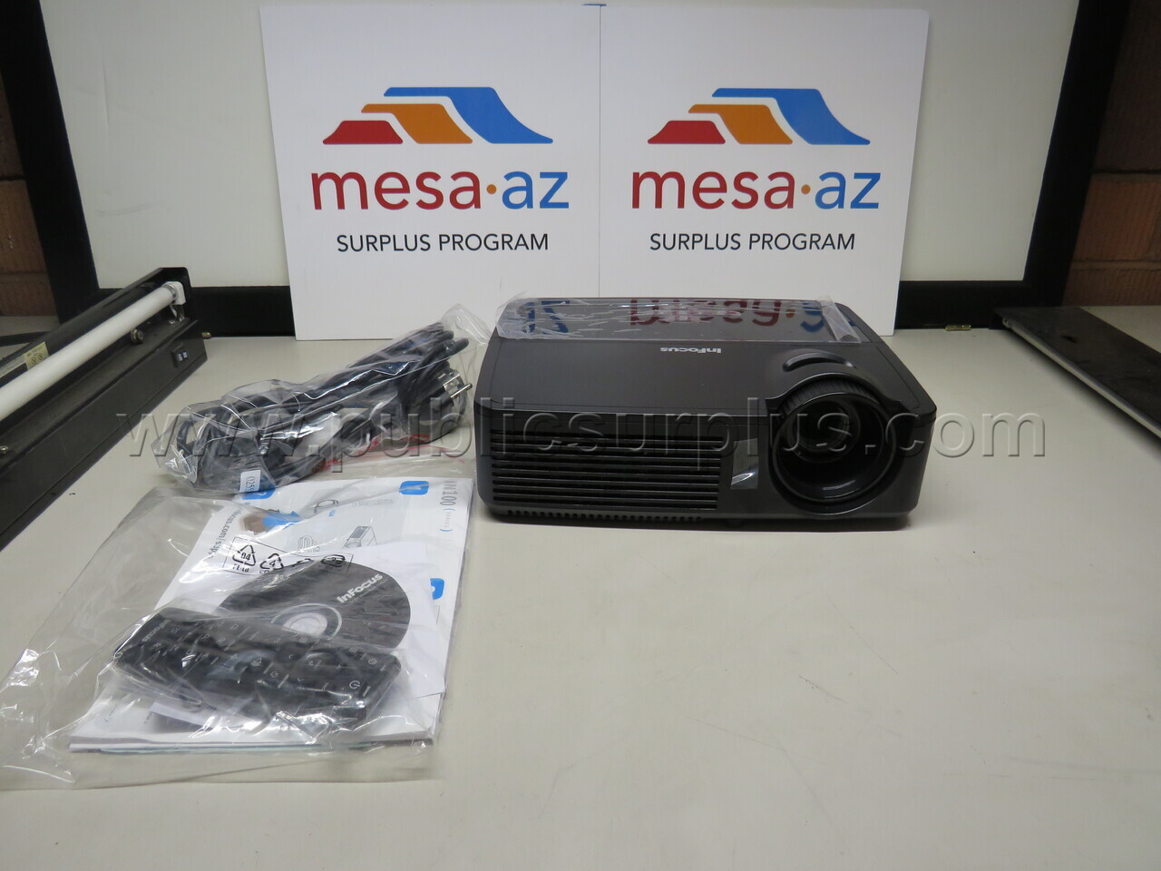 InFocus IN112 Projector  **Unknown Condition** — photo 1