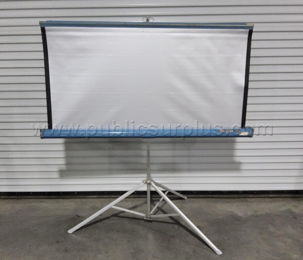 PROJECTOR SCREEN 69" X 54" — photo 1