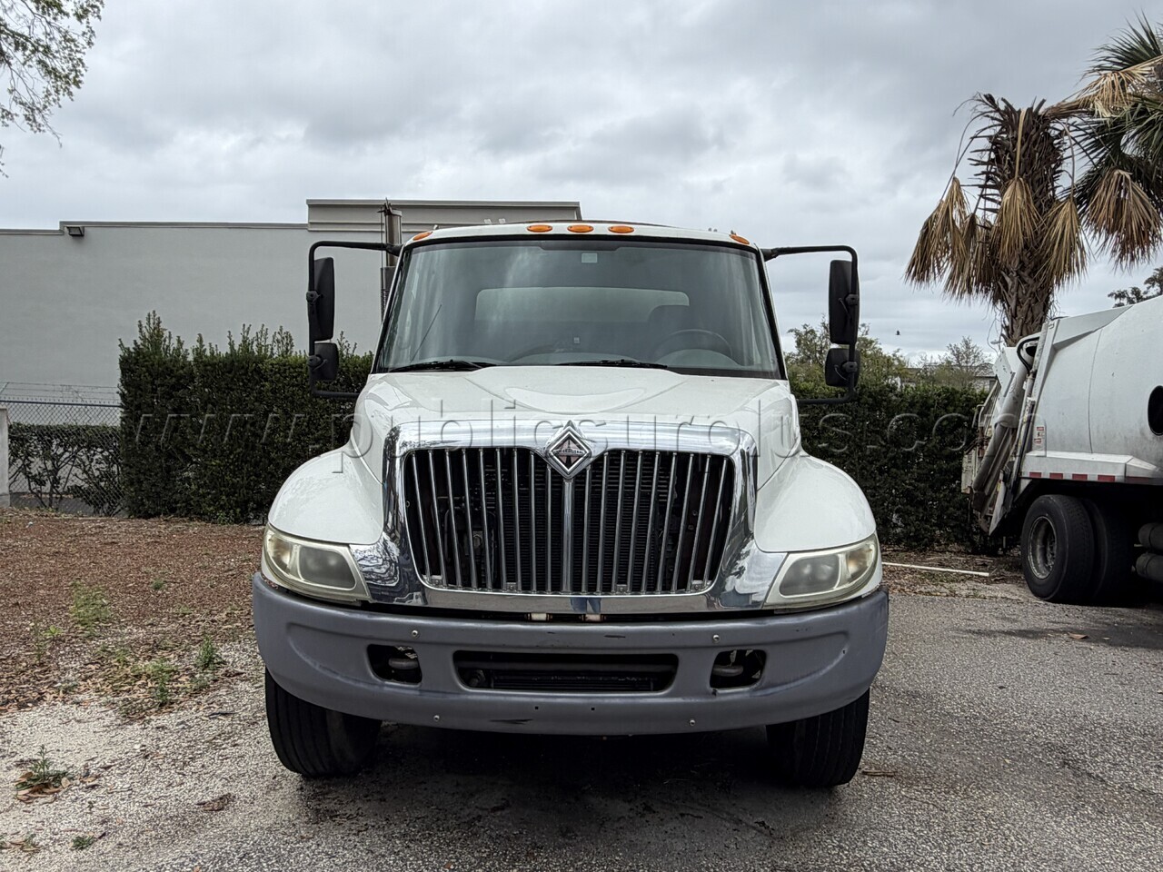 International 4300 Trash Truck — photo 1