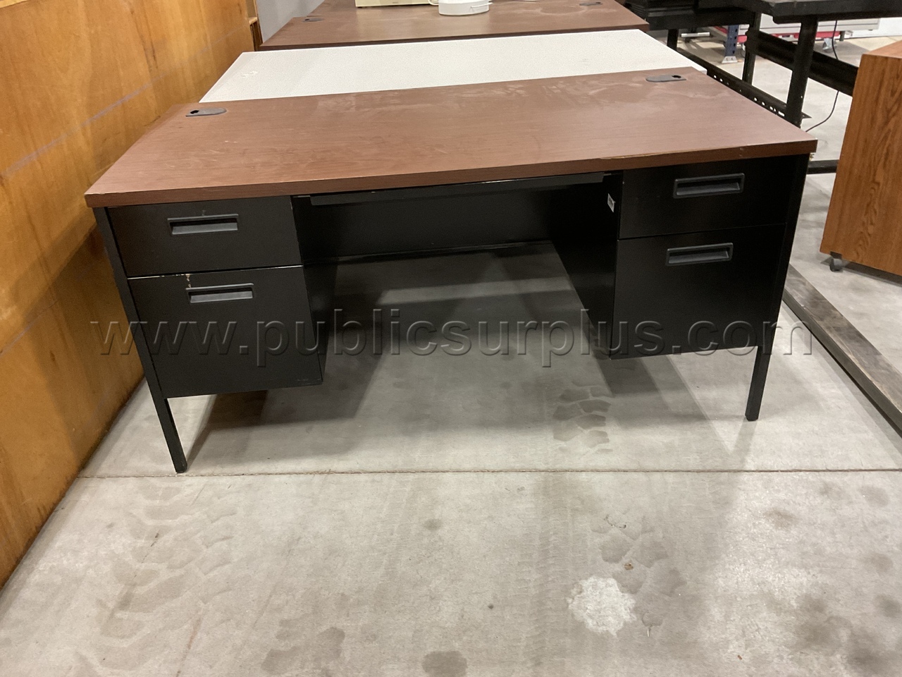 METAL TEACHER'S DESK — photo 1