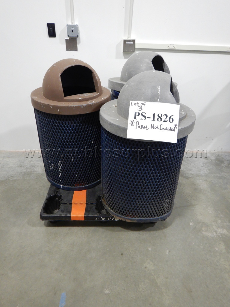 Outdoor Trash Cans w/Lids* - Lot of 3 — photo 1