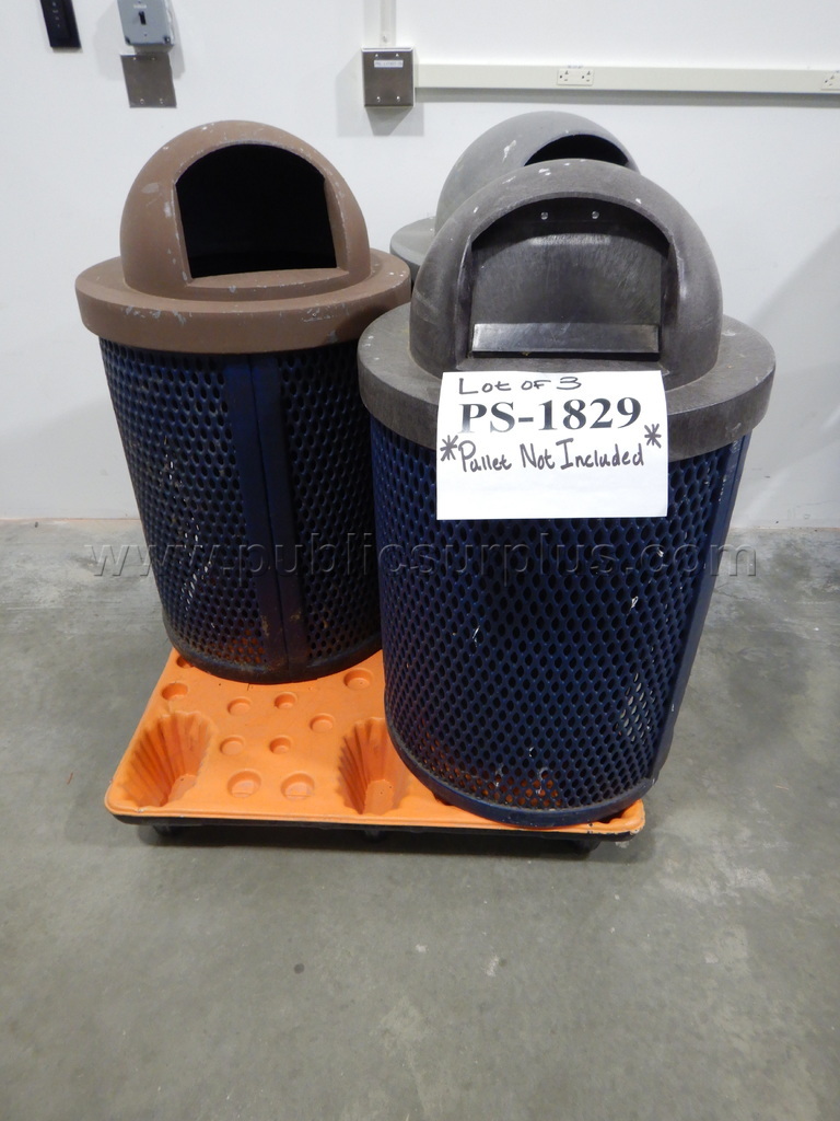 Outdoor Trash Cans w/Lids* - Lot of 3 — photo 1