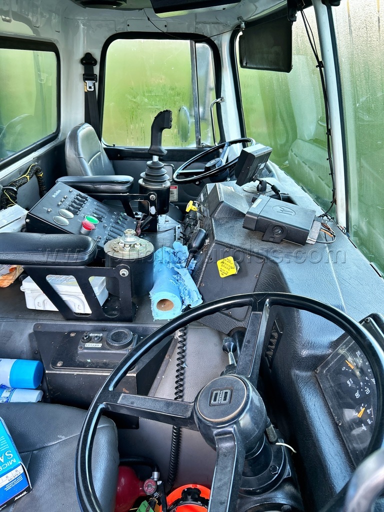 Volvo Automative Trash Truck — photo 1