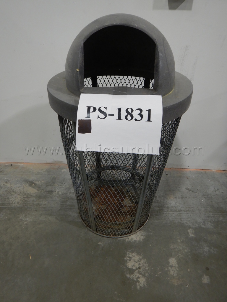 Outdoor Trash Can w/Lid* — photo 1