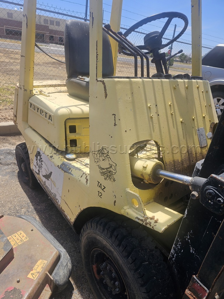 Forklift — photo 1