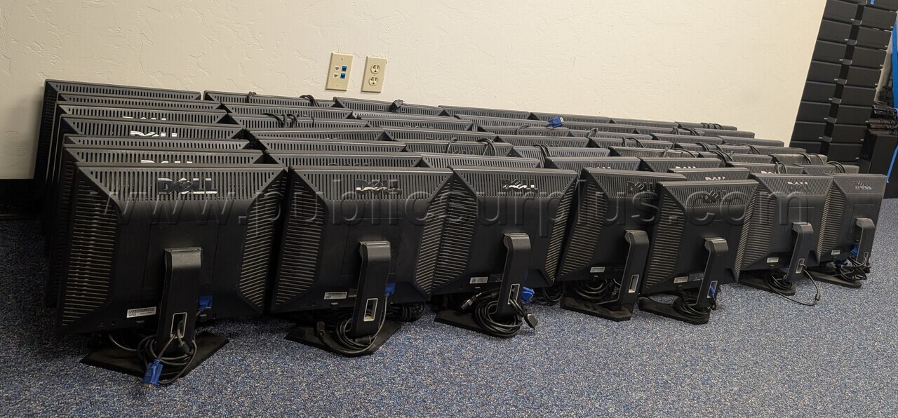 Lot 133 - 50 17" Dell Monitors — photo 1