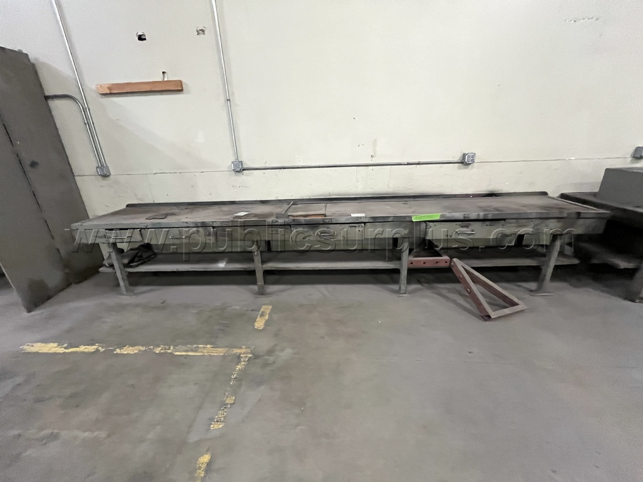 LOT 18 WORK BENCH 16"X28" — photo 1