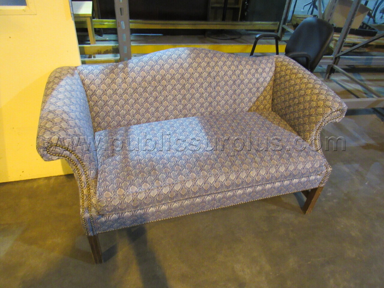 Lot 1050  Couch — photo 1