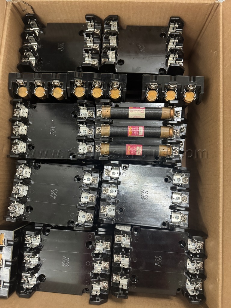 Lot of 12 Industrial Fuse Holders / Fuse Blocks (600V, 30A) — photo 1