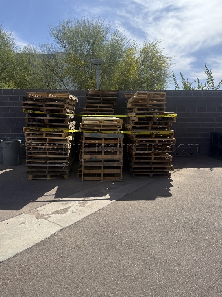 (Approx. 100 Units) - Lot of Used Wooden Pallets — photo 1
