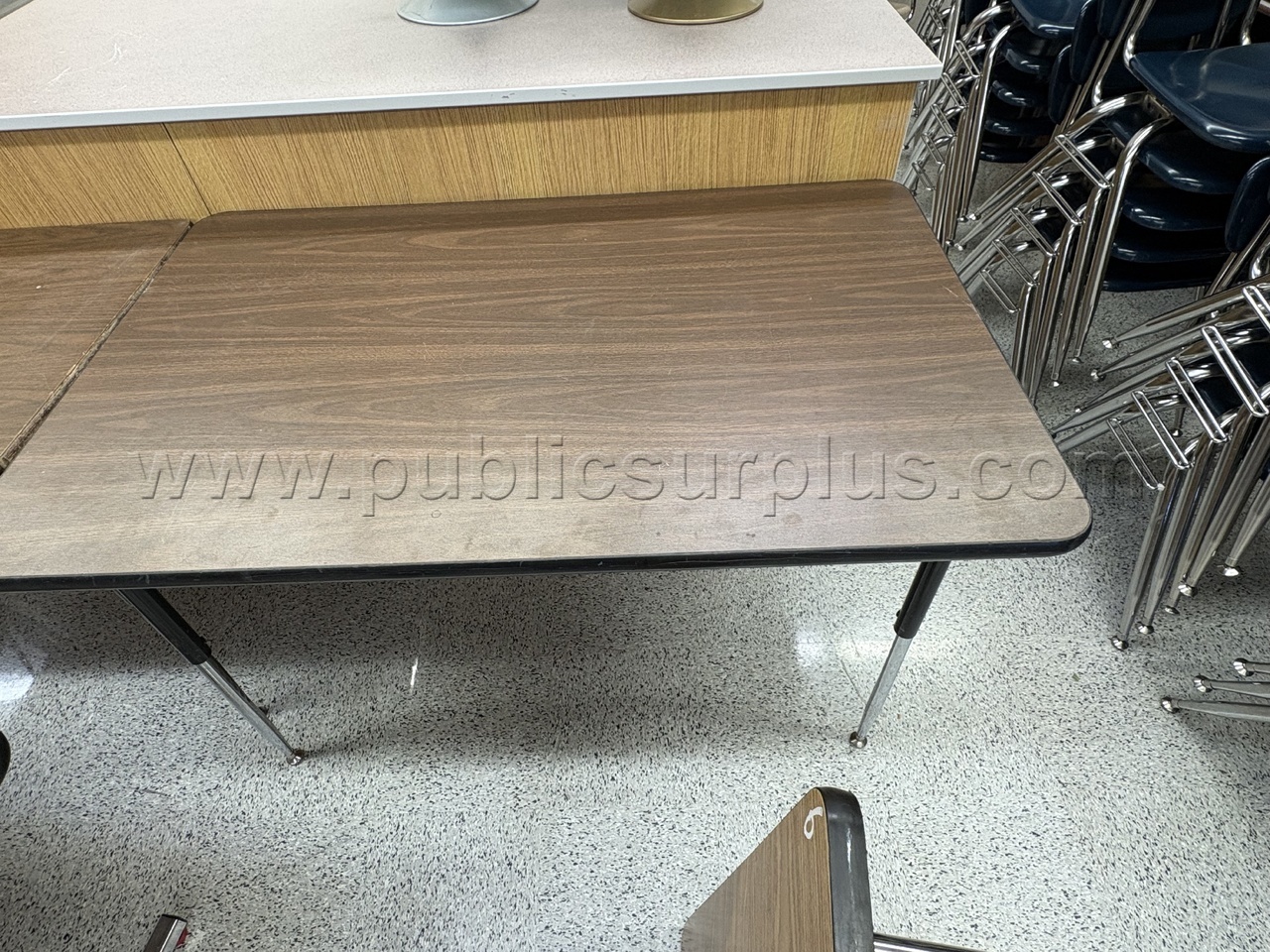 4' x 2.5' Tables lot of 1 — photo 1