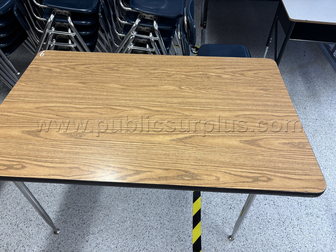 4' x 2.5 Tables lot of 1 — photo 1