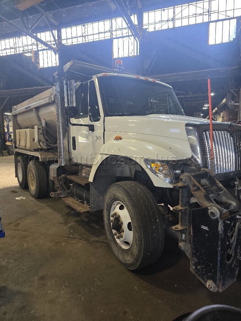 2004 International 7400 — photo 1