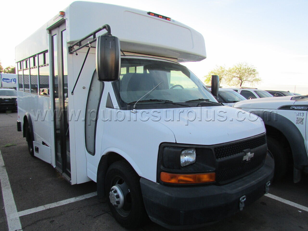 2008 WHITE CHEVY MINI BUS 3500 DEAD BATTERY NO CRANK NO SHIP MUST HIRE TOW CO — photo 1