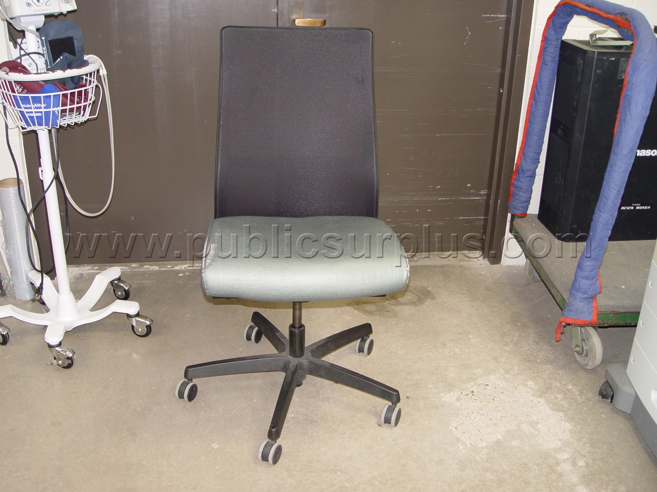 Green & Black Rolling Chair — photo 1