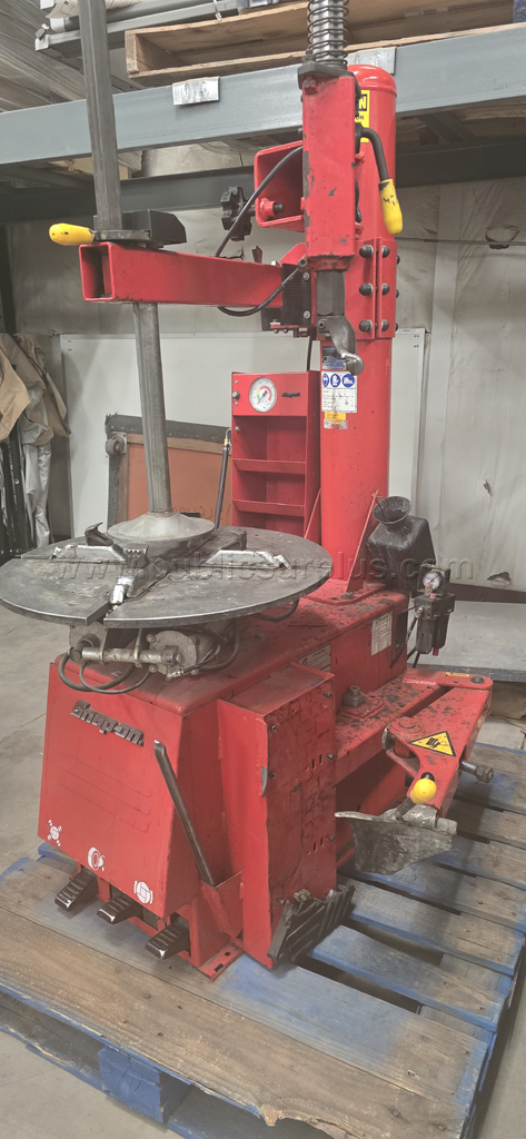 Tire changer and wheel balancer — photo 1