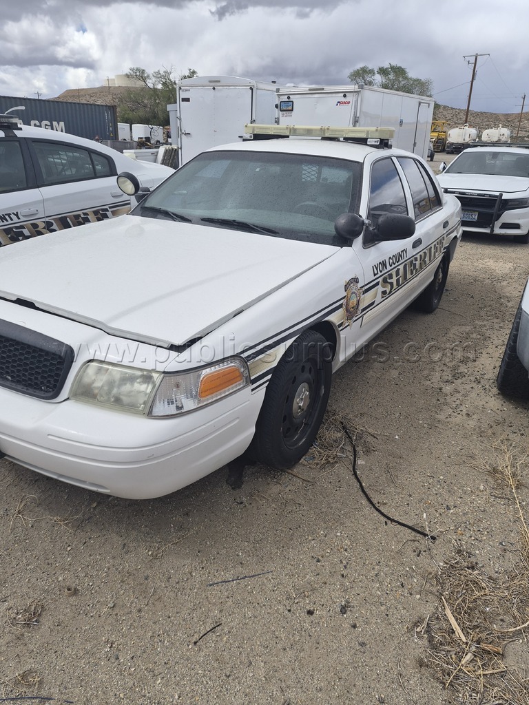 2010 Ford Crown Vic 101201 — photo 1