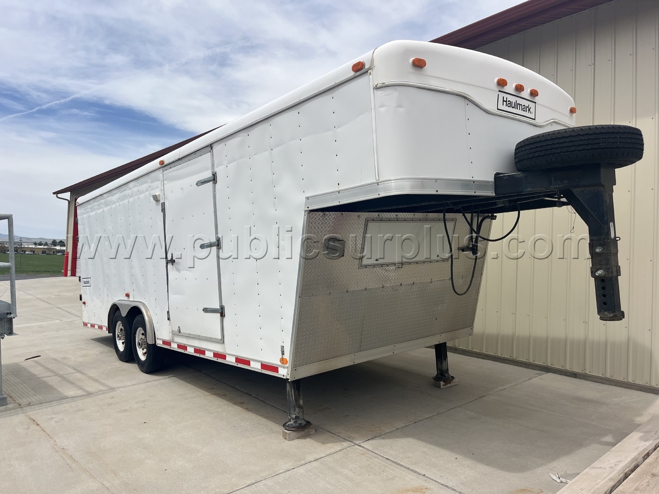 2000 Haulmark Enclosed Trailer — photo 1