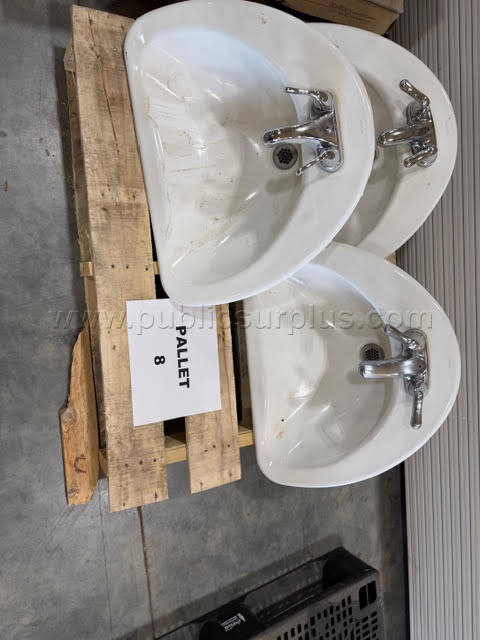 3 bathroom sinks — photo 1