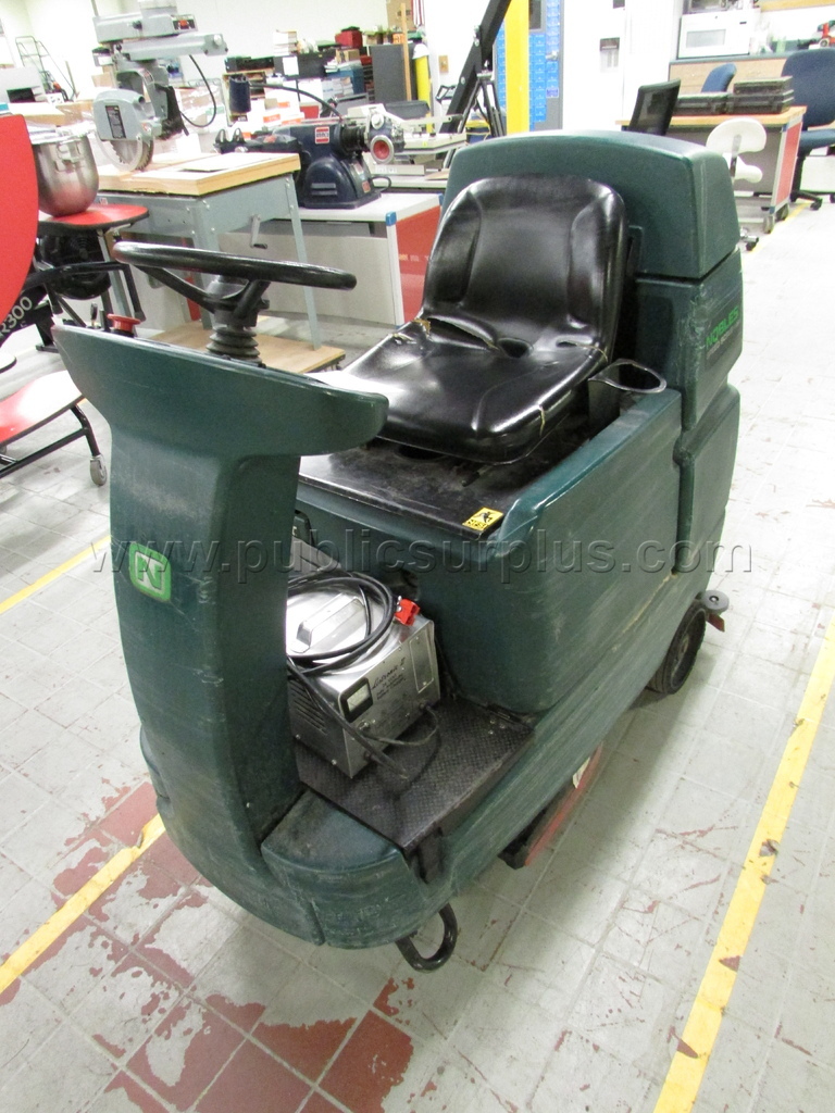 RIDING FLOOR SCRUBBER, NOBLES - AP26012 — photo 1
