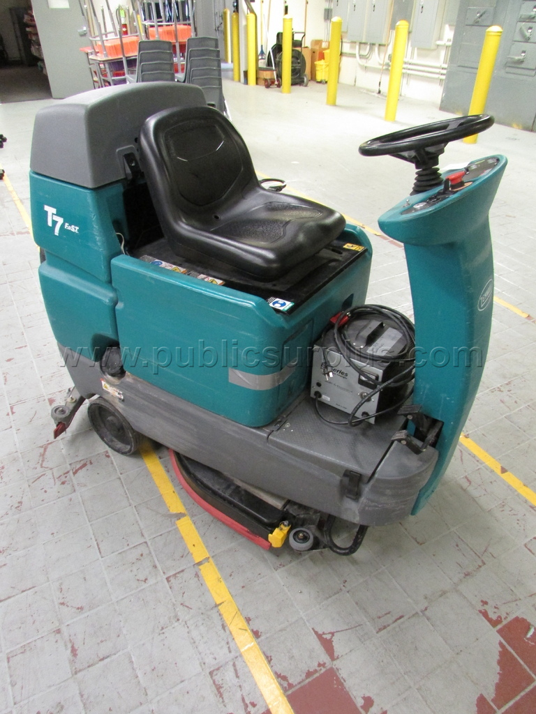 RIDING FLOOR SCRUBBER, TENNANT- AP26013 — photo 1