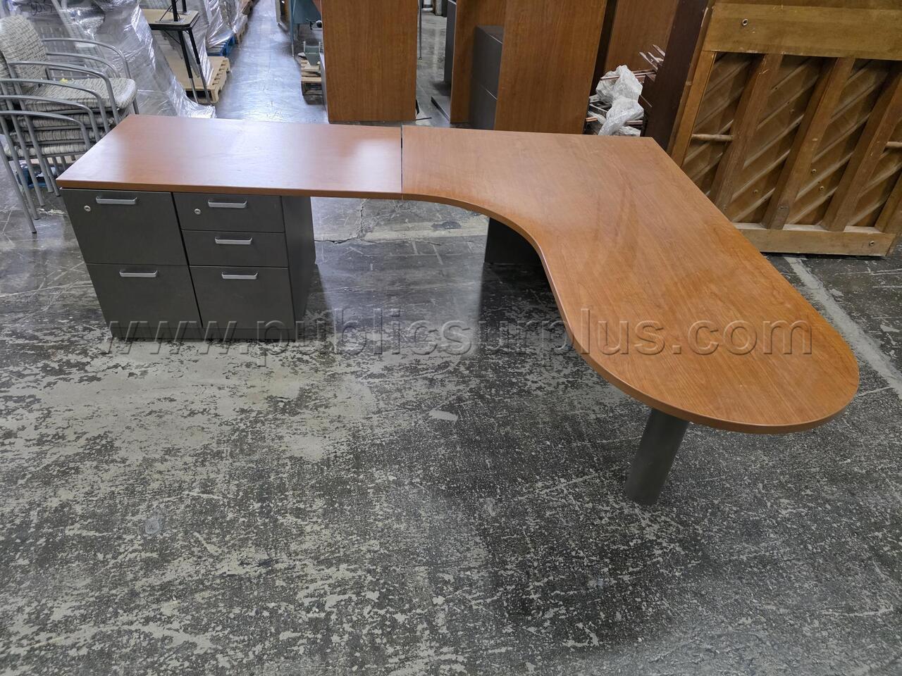 Uni jetty curved 77x96x29 1/2 rh executive desk — photo 1