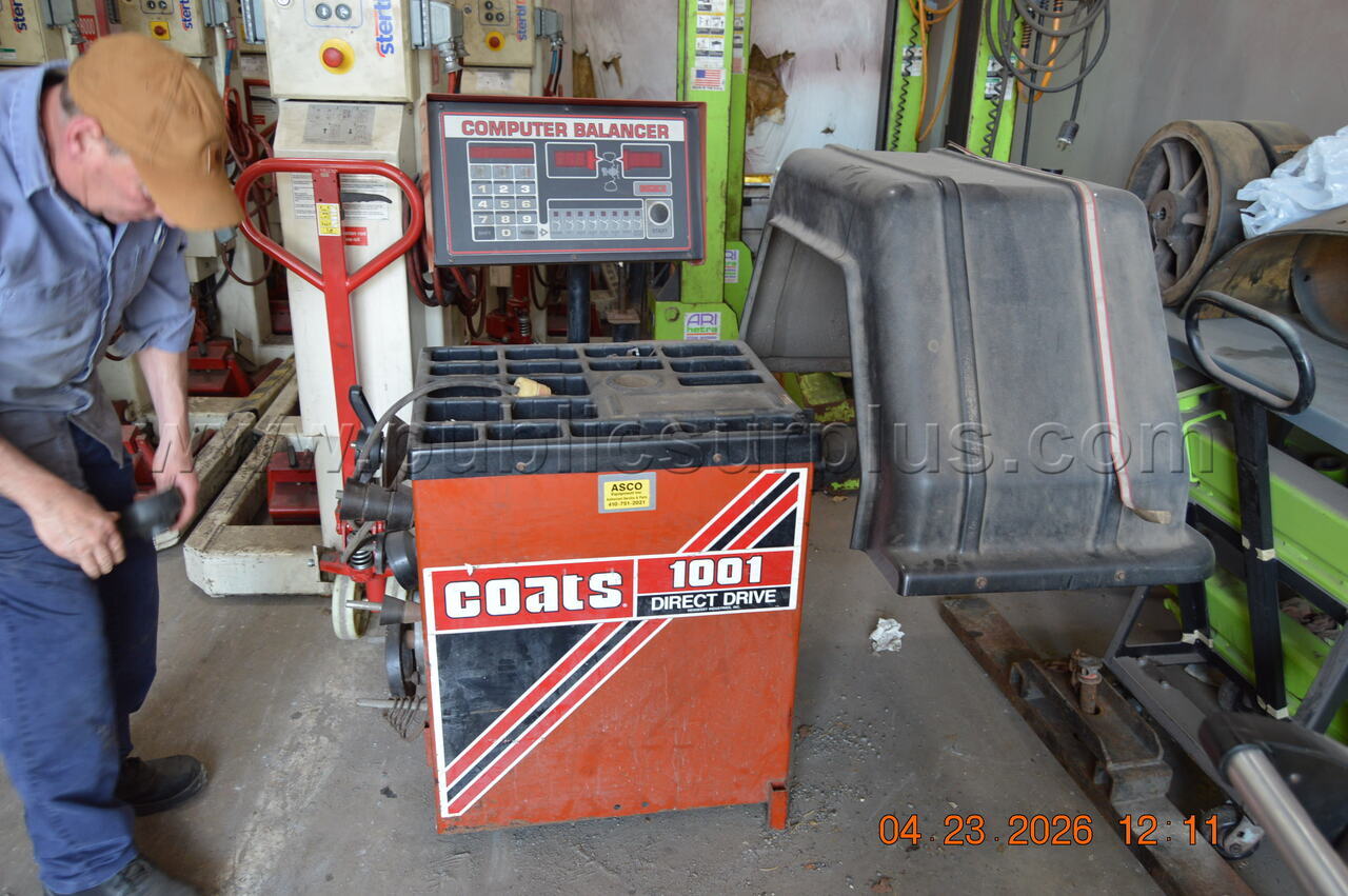 Coats Tire Balancer (S/N 06-86-01-8359) — photo 1