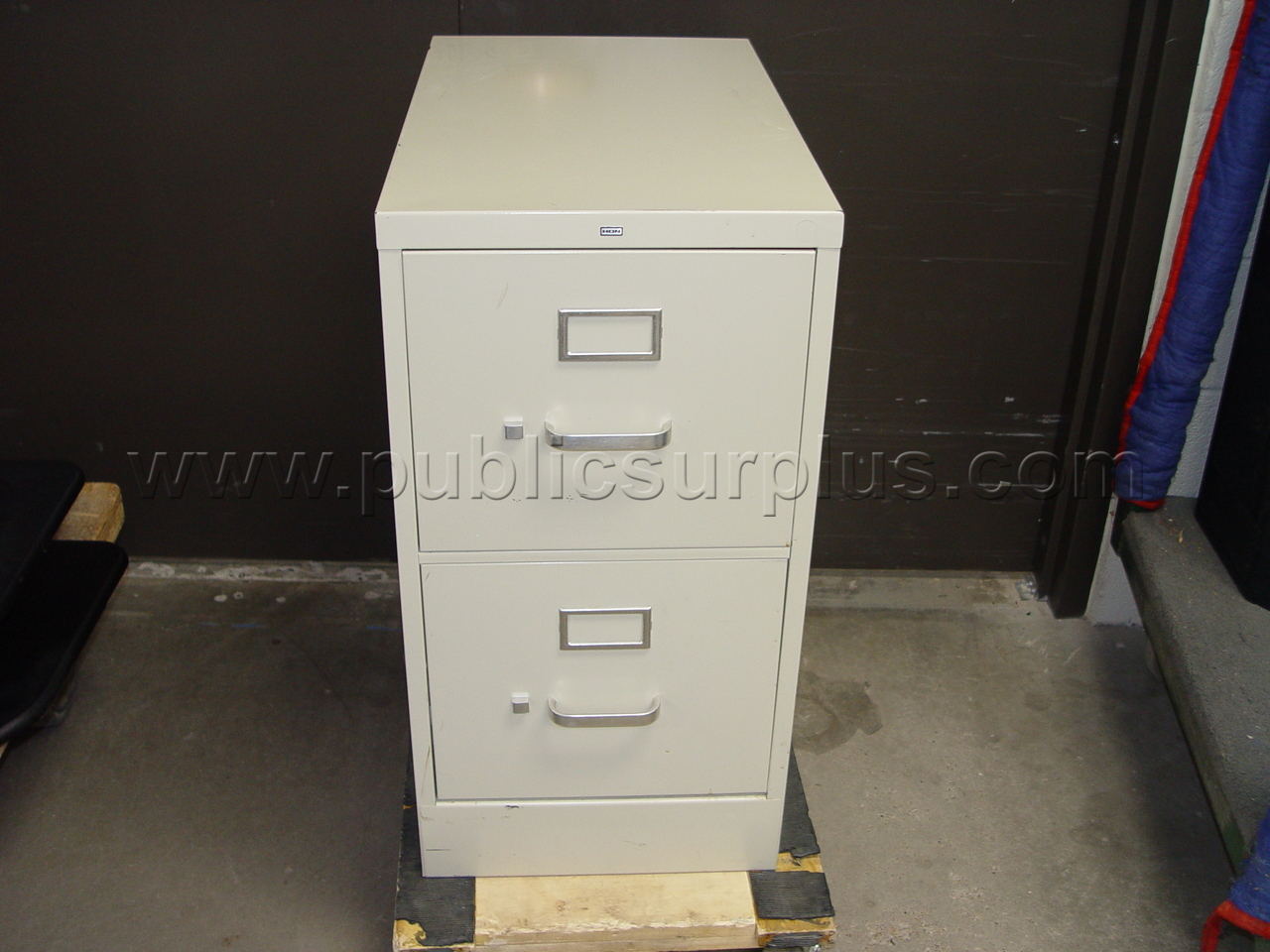 2 Drawer File Cabinet 15" x 25" x 29" — photo 1