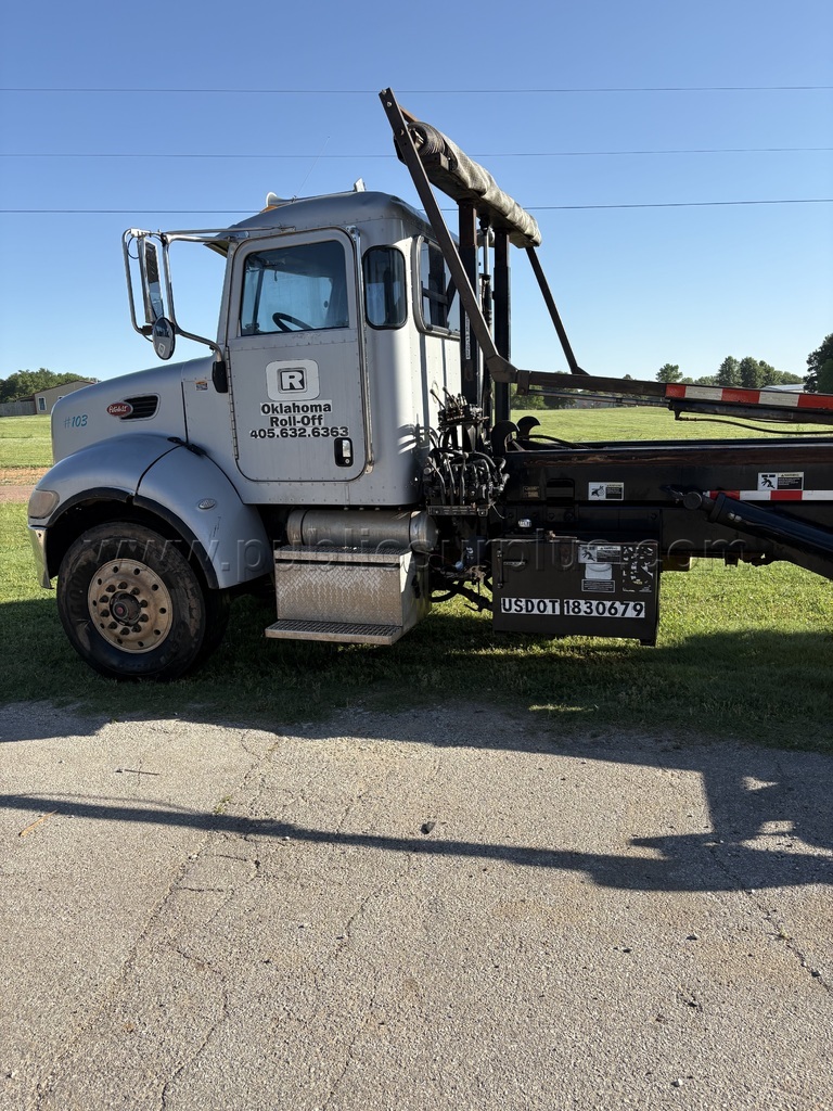 Roll Off Truck 2005 Peterbilt — photo 1