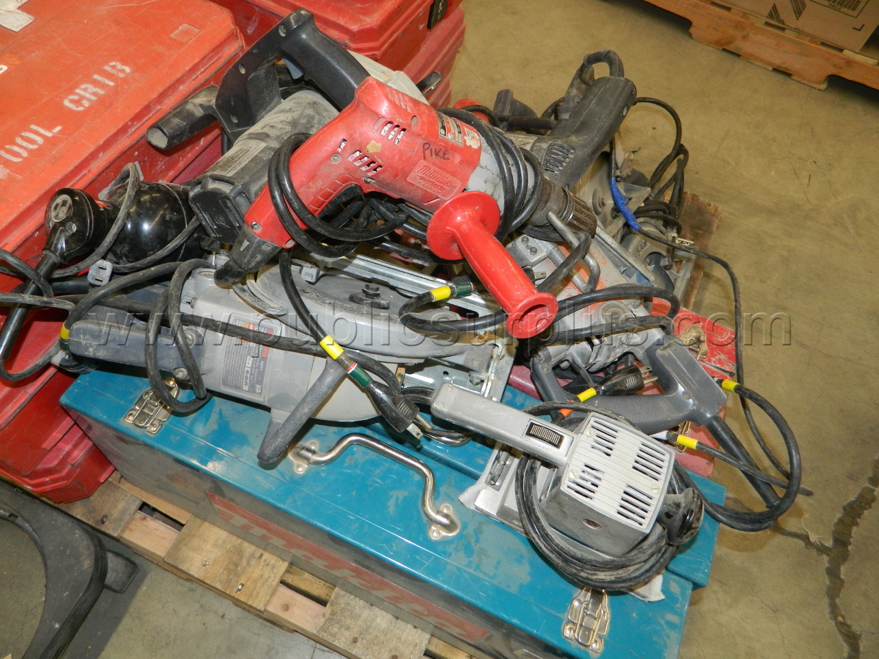 LOT OF WOOD SHOP TOOLING - 2 PALLETS — photo 1