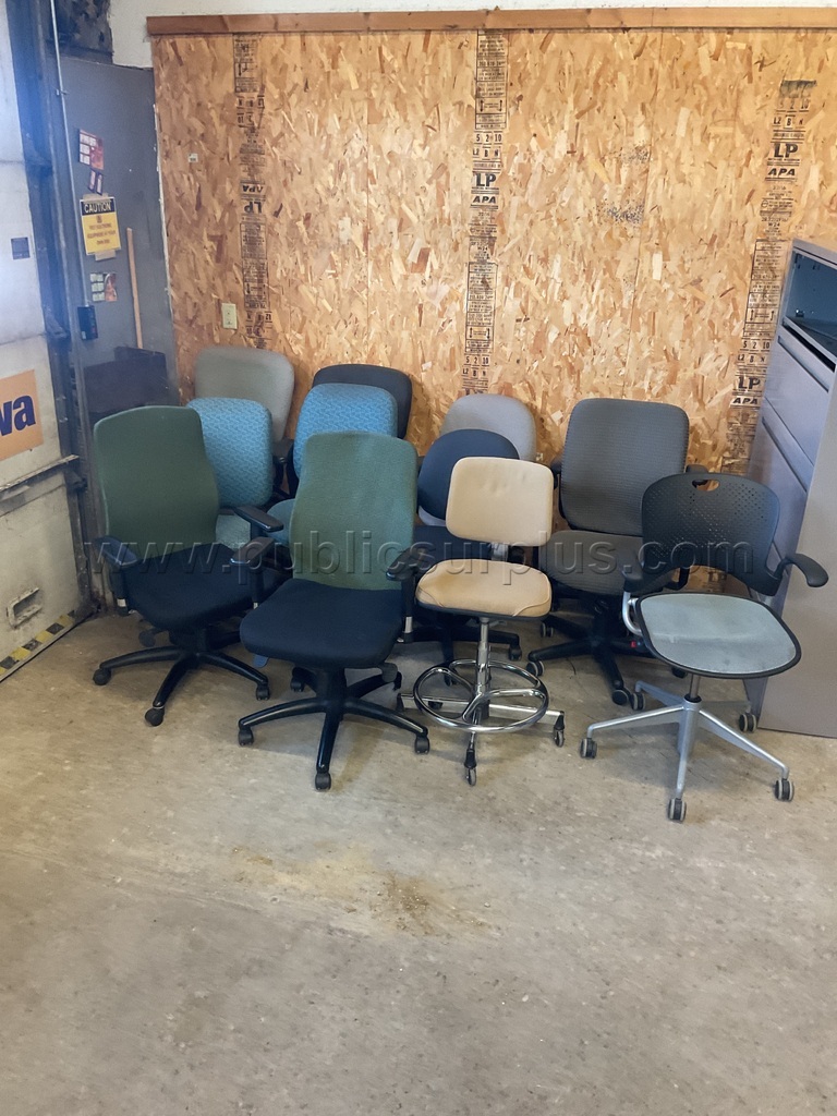12 Rolling Office Chairs Lot # 4700 — photo 1