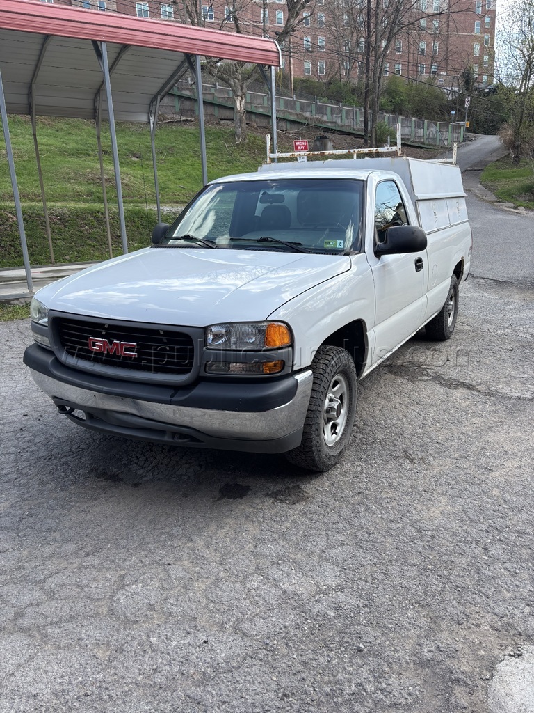 GMC 2002 Regular Cab 1/2 Ton Long Bed — photo 1