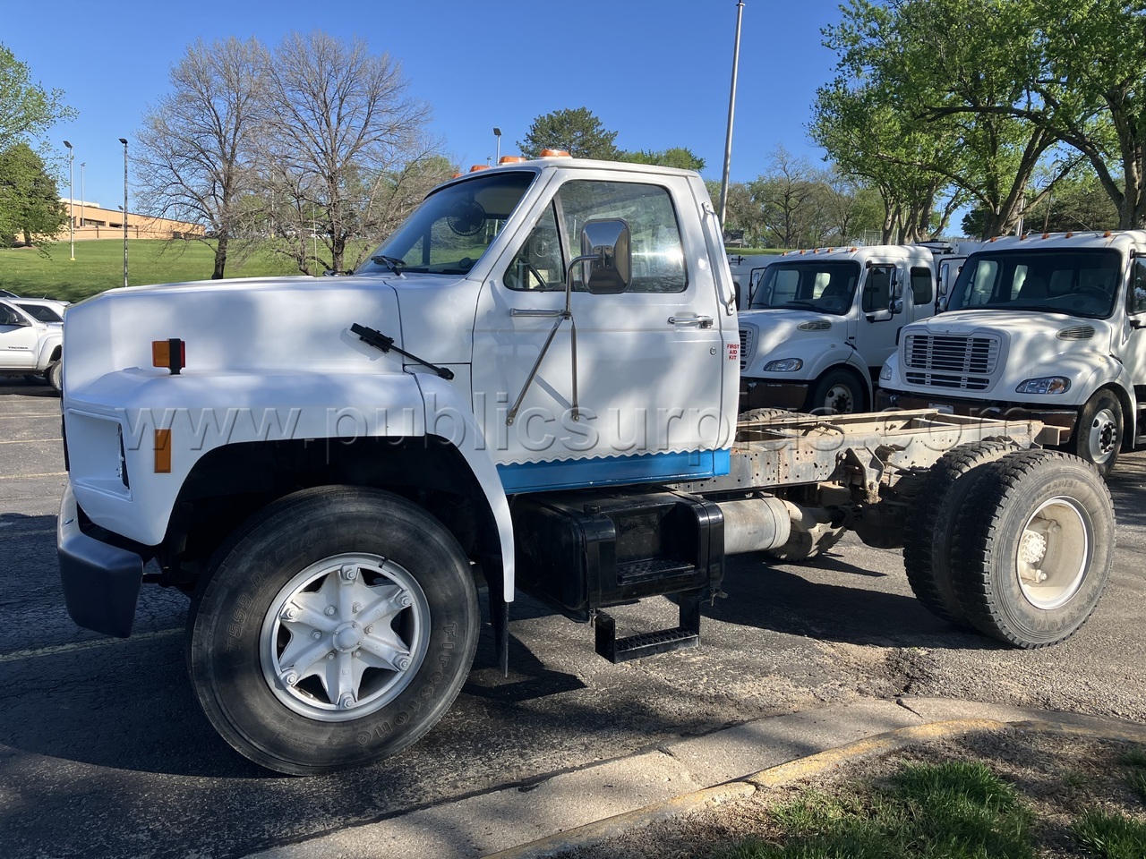 1988 Ford F-600 Cab & Chassis — photo 1