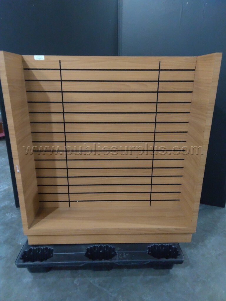 Slatwall gondola display — photo 1