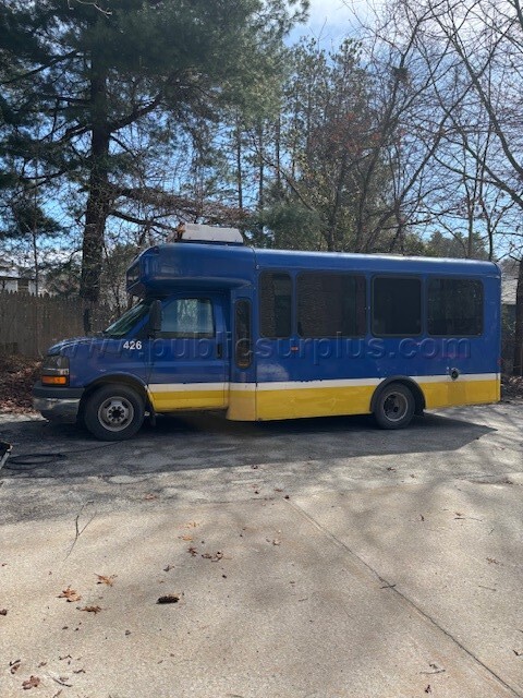 2009 Chevrolet Passenger Bus with handicap ramp — photo 1