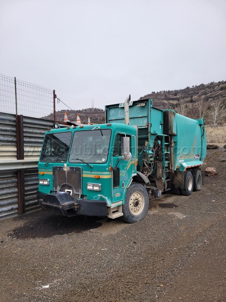1998 PETERBILT GARBAGE TRUCK — photo 1