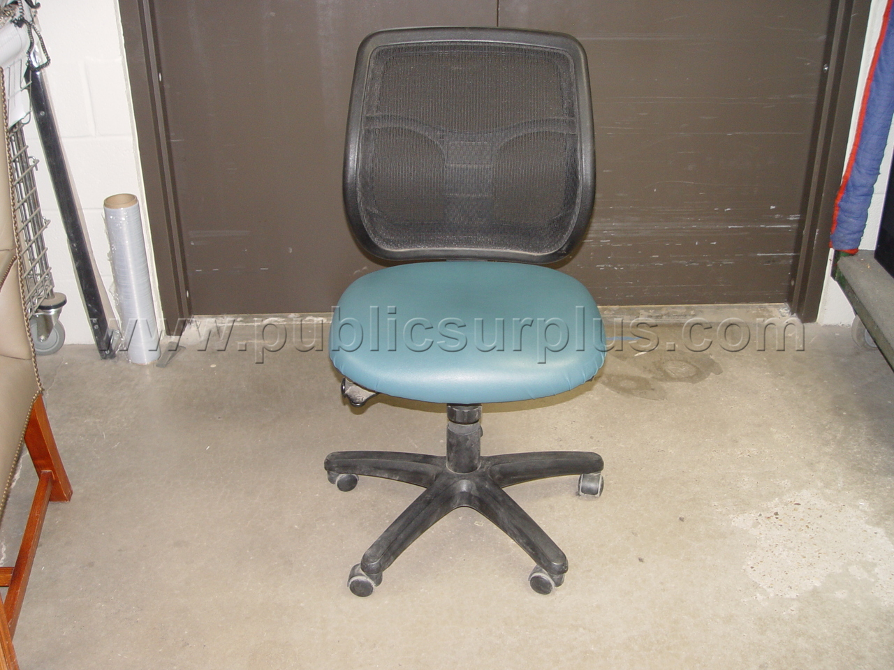 Black & Blue Rolling Chair — photo 1