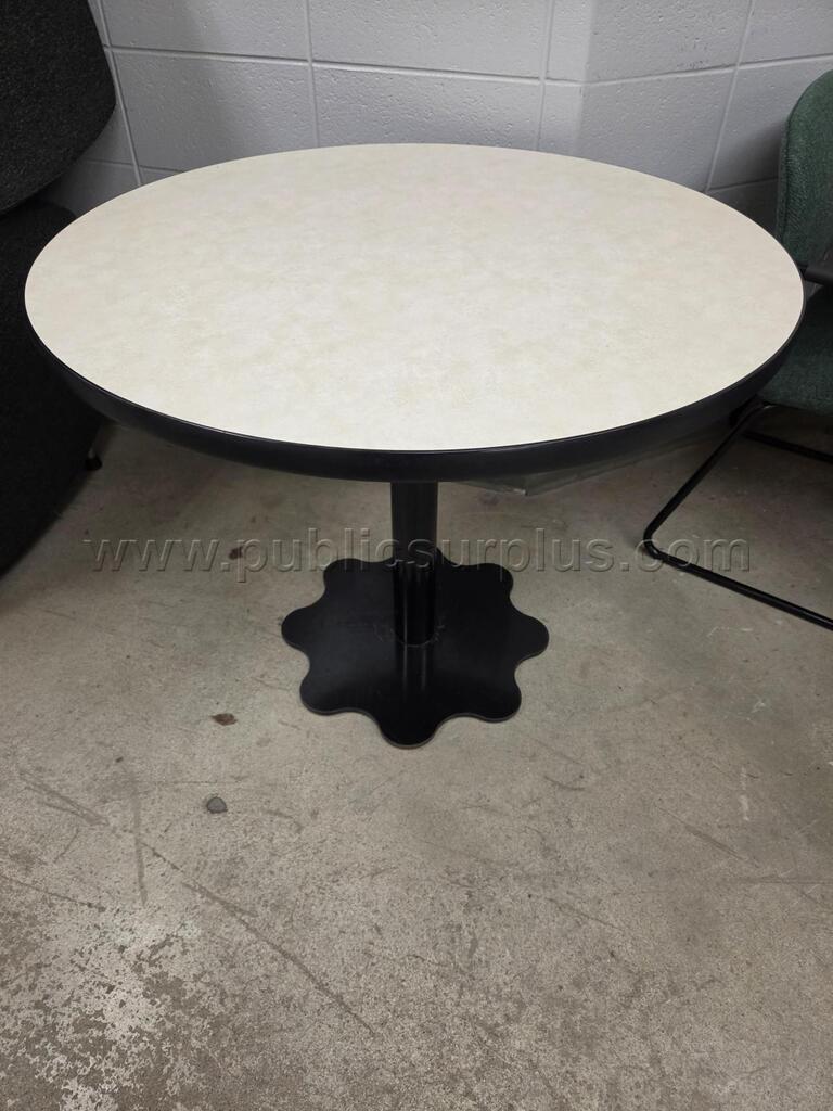 Round Table — photo 1